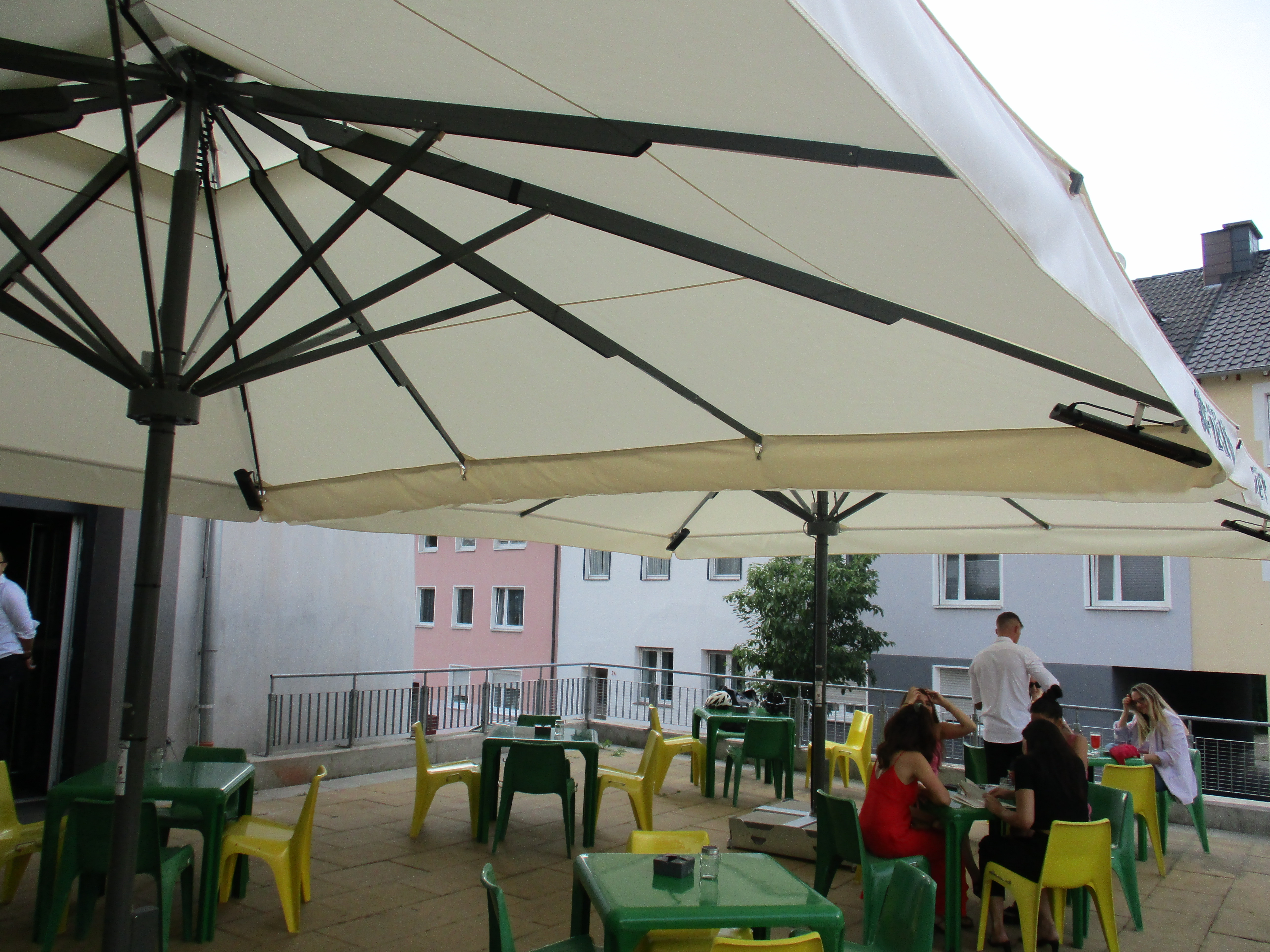 Le Bas in Bochum erhält neue Terrassenschirme