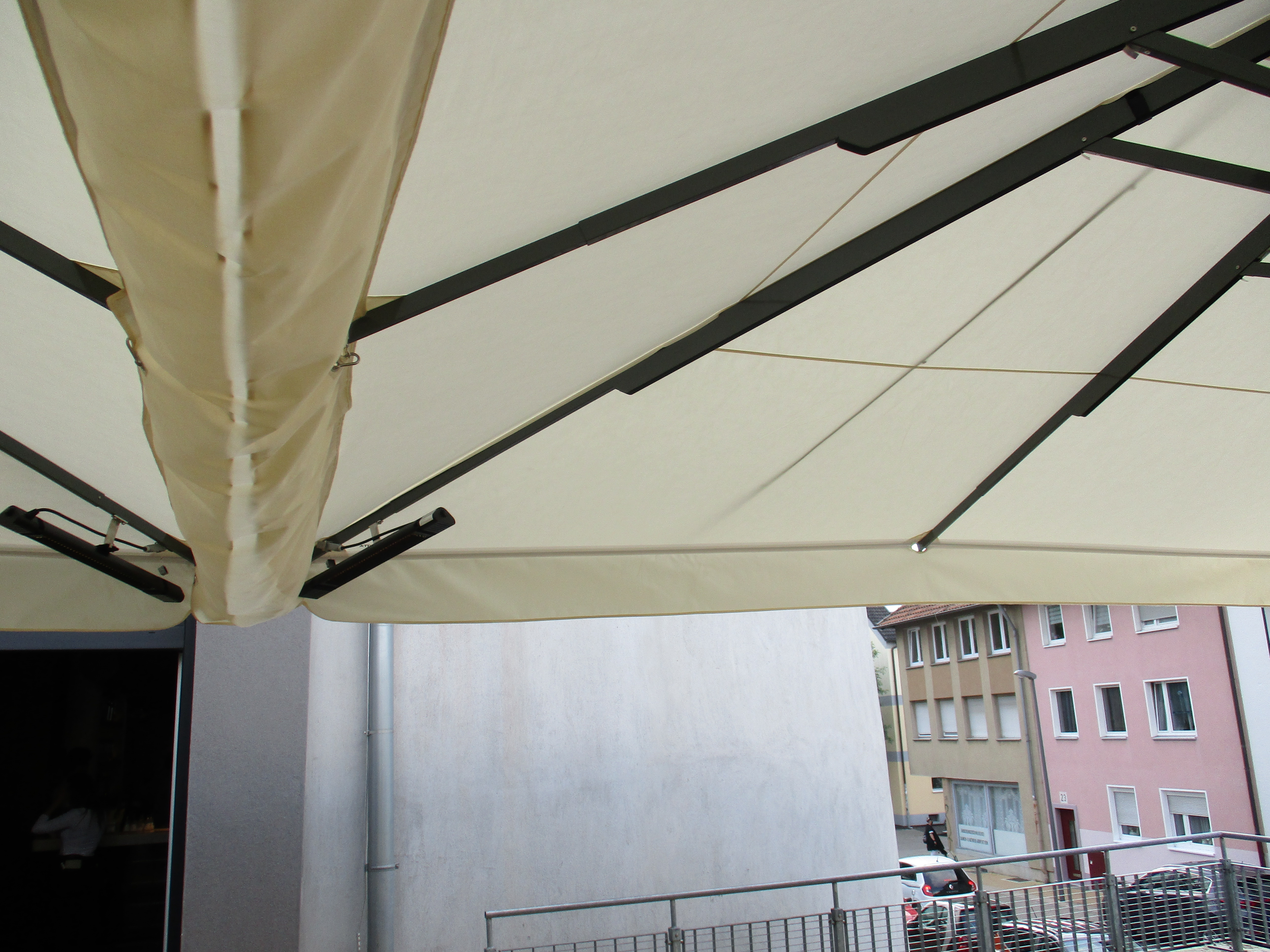 Le Bas in Bochum erhält neue Terrassenschirme