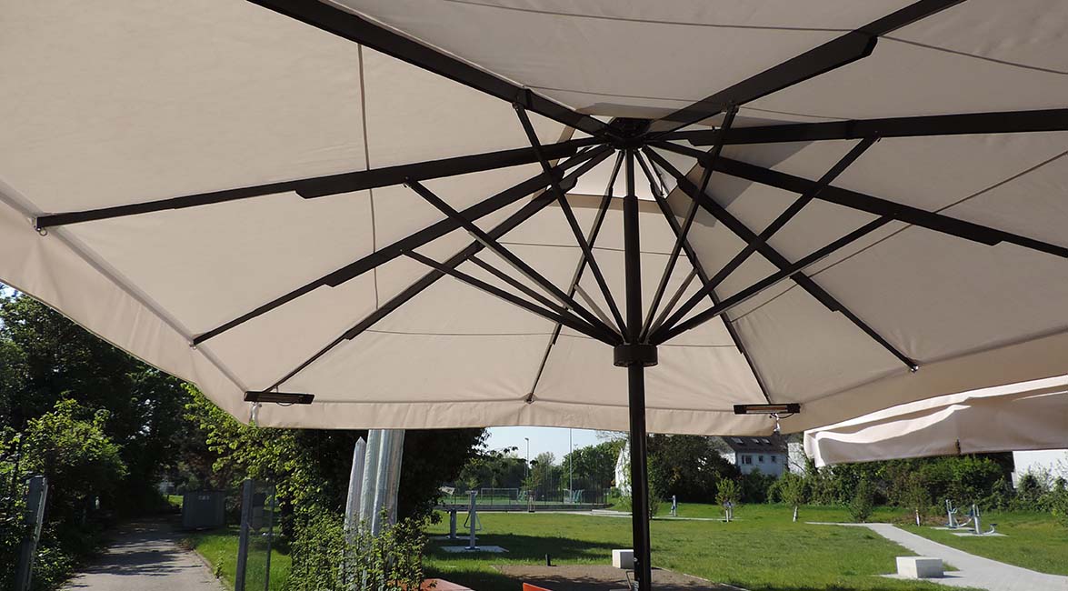 Bürgerstube in Düsseldorf mit drei neuen BigBen Großschirmen für die Terrasse