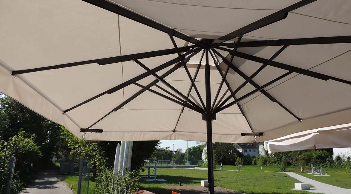 Bürgerstube in Düsseldorf mit drei neuen BigBen Großschirmen für die Terrasse
