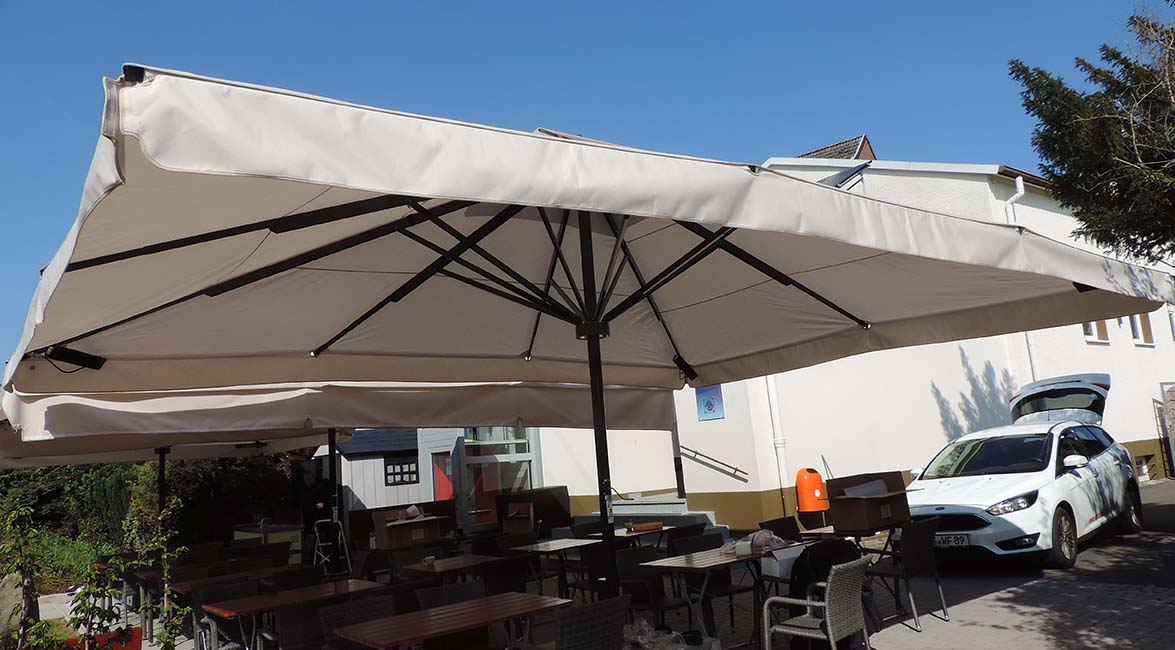 Bürgerstube in Düsseldorf mit drei neuen BigBen Großschirmen für die Terrasse