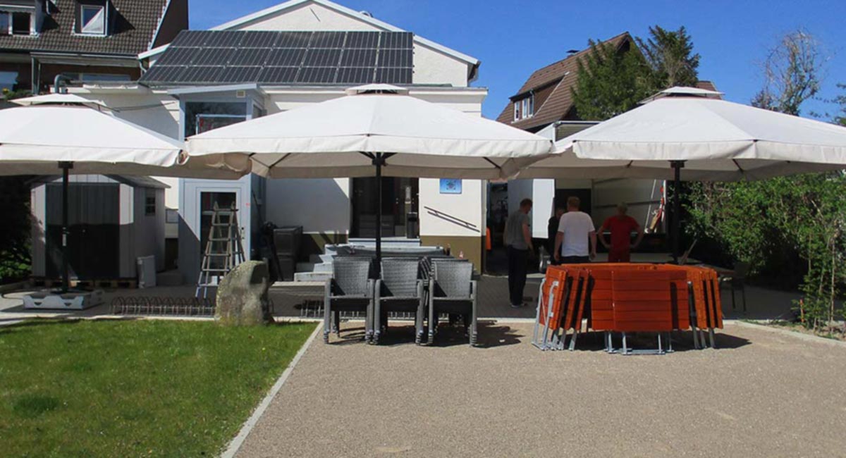 Bürgerstube in Düsseldorf mit drei neuen BigBen Großschirmen für die Terrasse