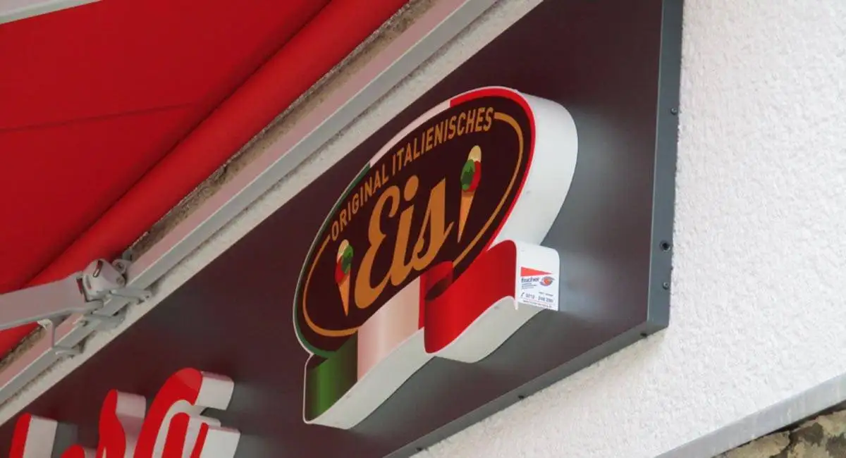 Eiscafé Calchera in Schleiden mit neuer Markise