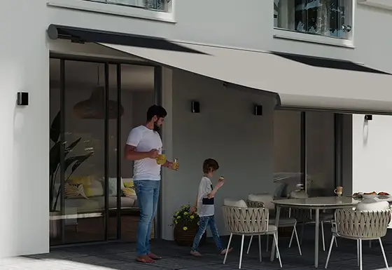 Kassettenmarkise als Beschattung einer Terrasse an einem Einfamilienhaus gezeigt