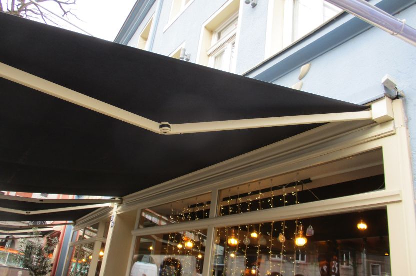 Maßgeschneiderte Markisenlösung für Café