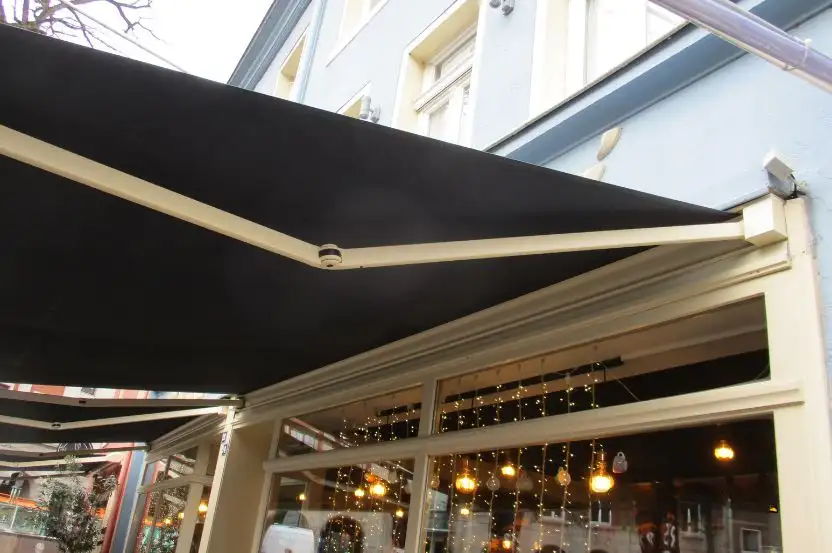 Maßgeschneiderte Markisenlösung für Café 