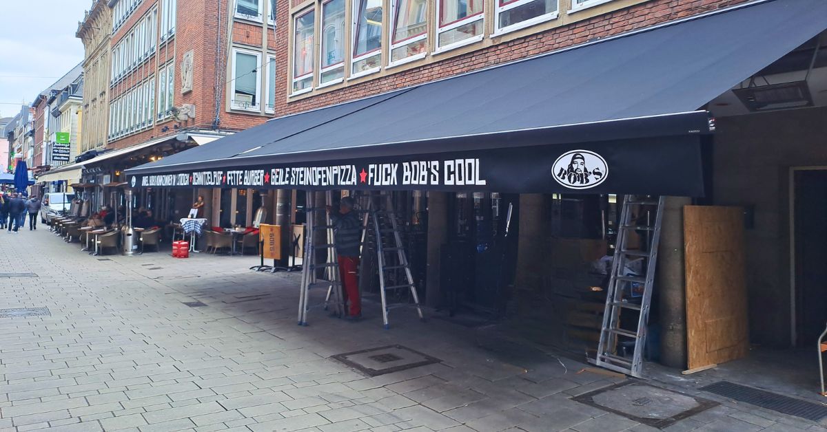 KADECO 330 Kassettenmarkise bei BOB'S Punkrock Bar in der Düsseldorfer Altstadt