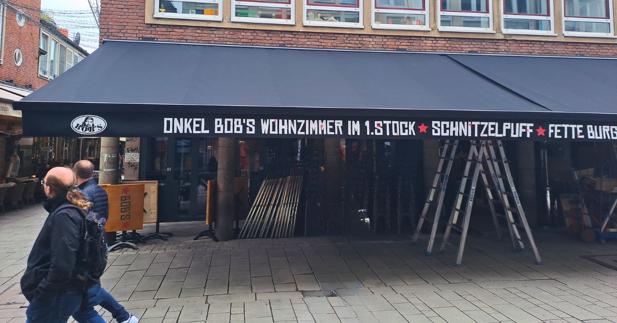 KADECO 330 Kassettenmarkise bei BOB'S Punkrock Bar in der Düsseldorfer Altstadt
