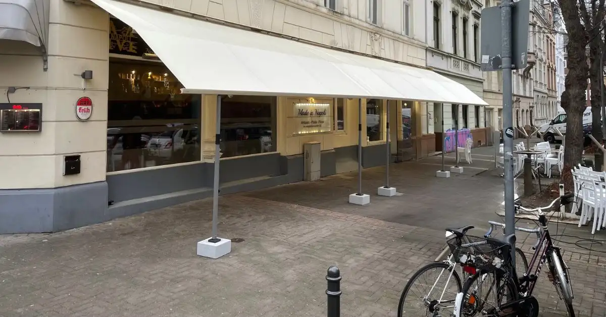 LEINER SunRain Markisenanlage in Sondergröße mit WPS-System für das Restaurant Made in Napoli in Köln