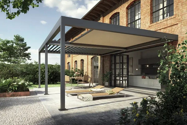 Freistehendes Lamellendach gekoppelt mit einer Pergola mit integrierter Markise