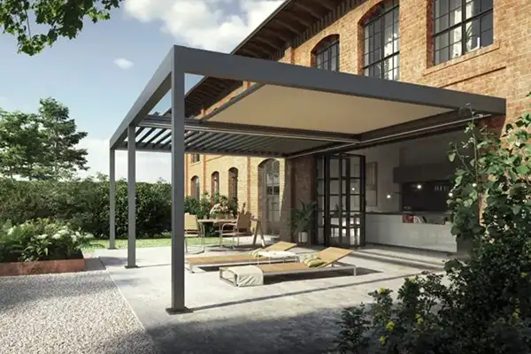 Terrassen-Lamellendach im Garten eines Hauses in Ratingen