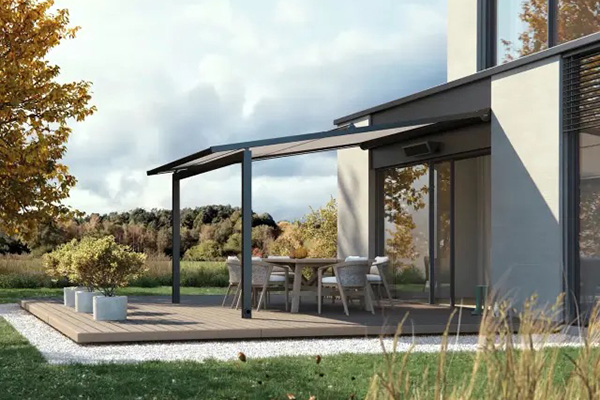 Pergola an Hauswand auf Terrasse im Garten