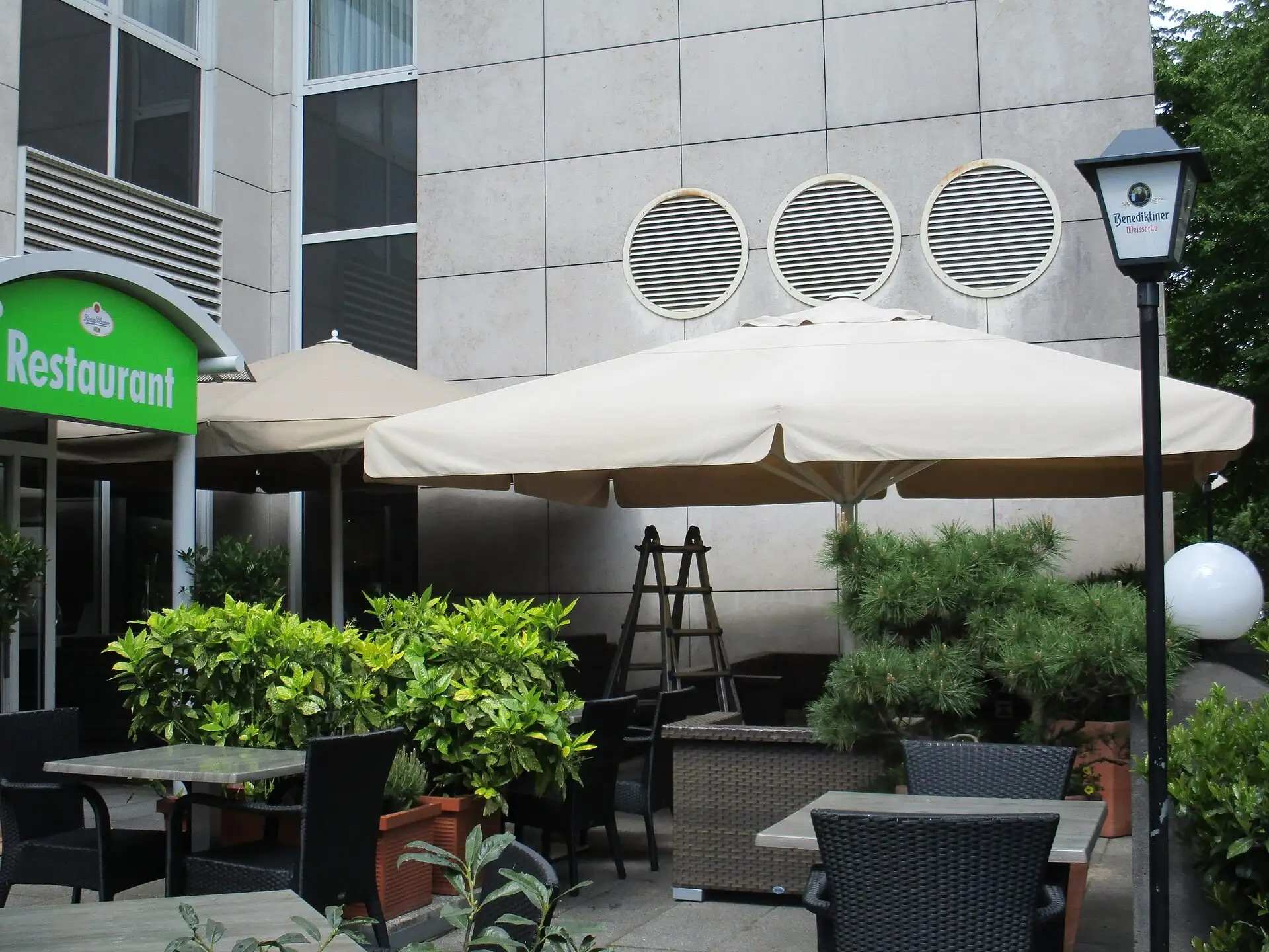 Großschirm/Sonnenschirm Neuss - Holiday Inn
