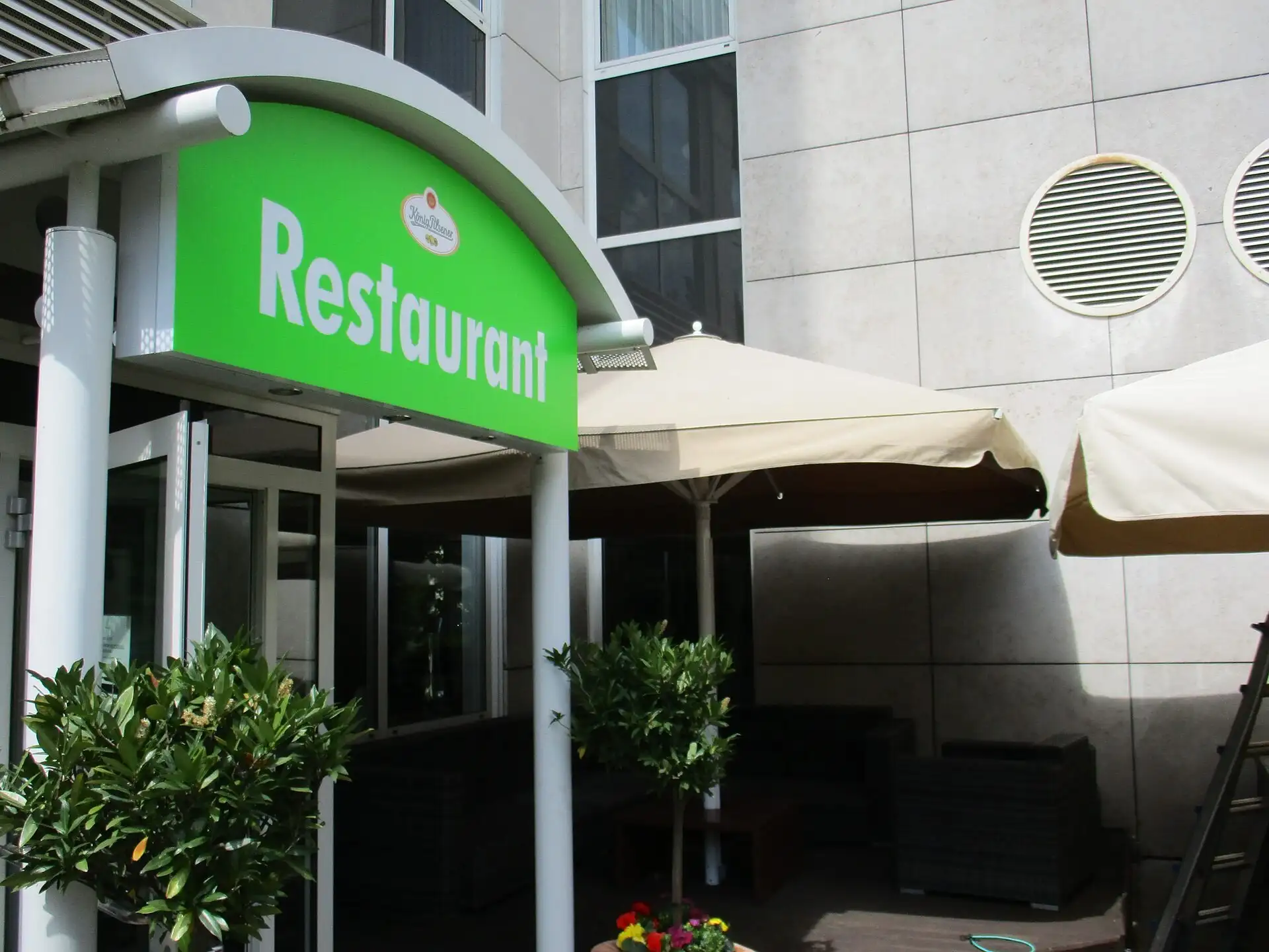 Großschirm/Sonnenschirm Neuss - Holiday Inn