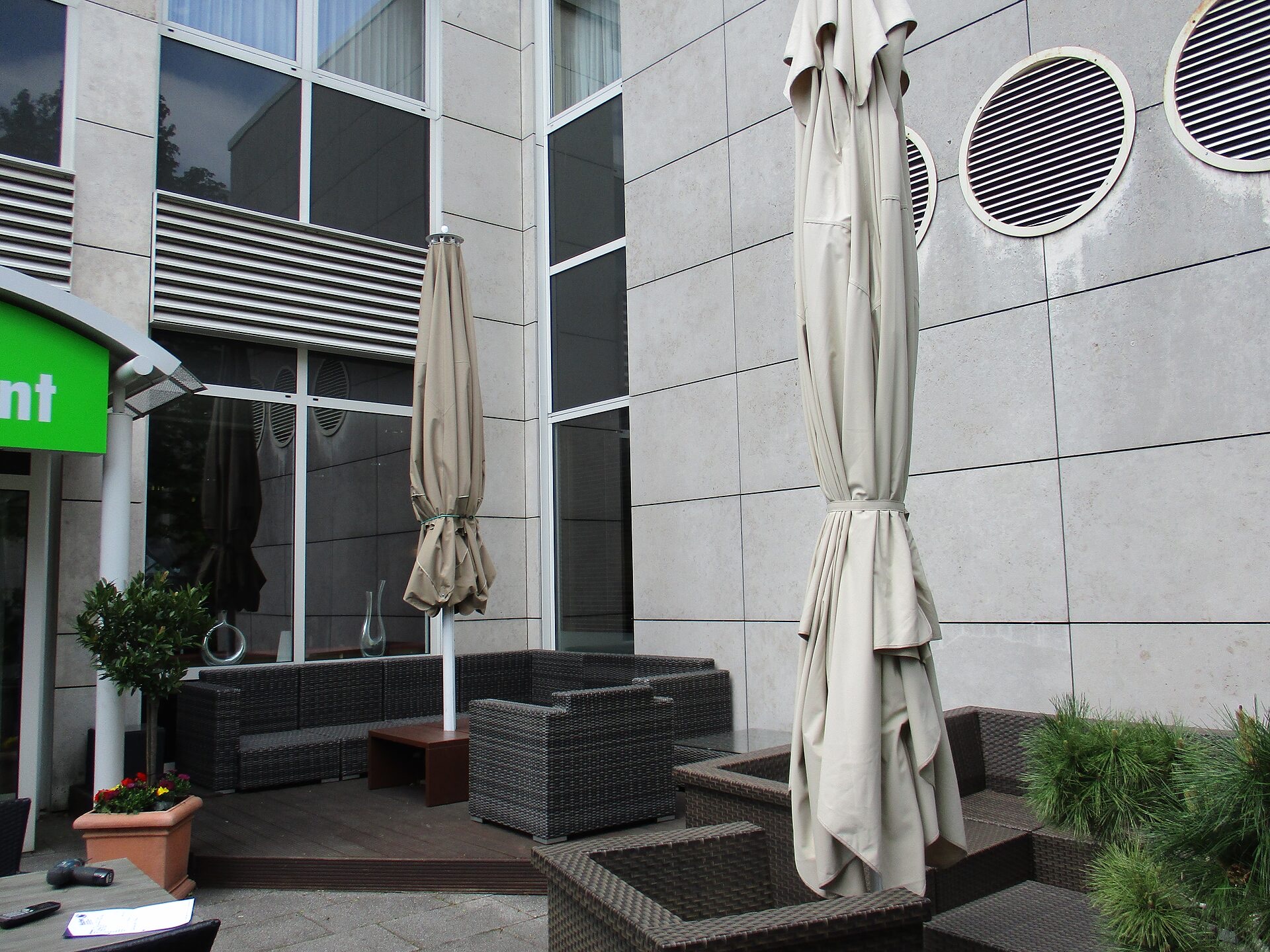 Großschirm/Sonnenschirm Neuss - Holiday Inn