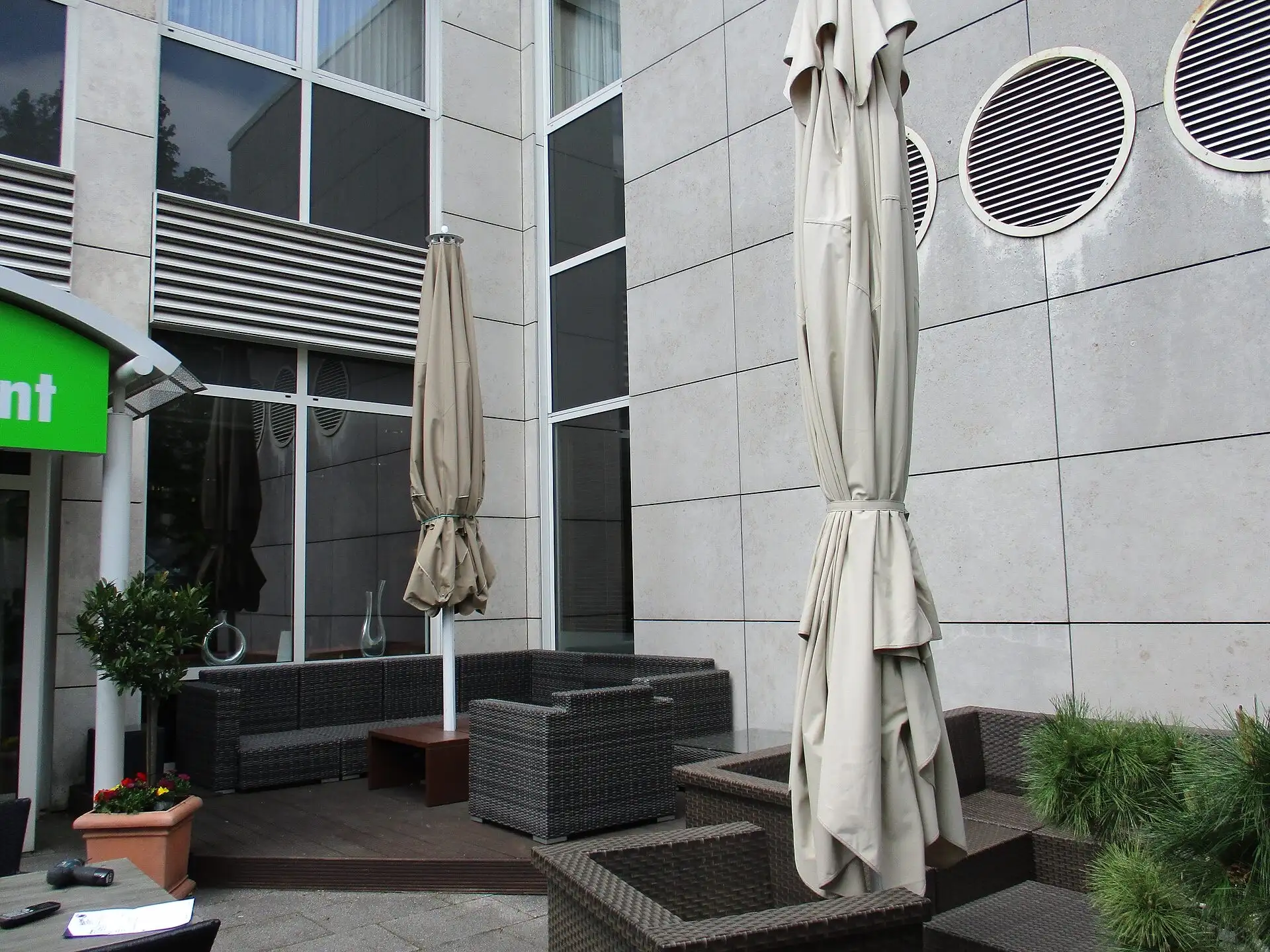 Großschirm/Sonnenschirm Neuss - Holiday Inn