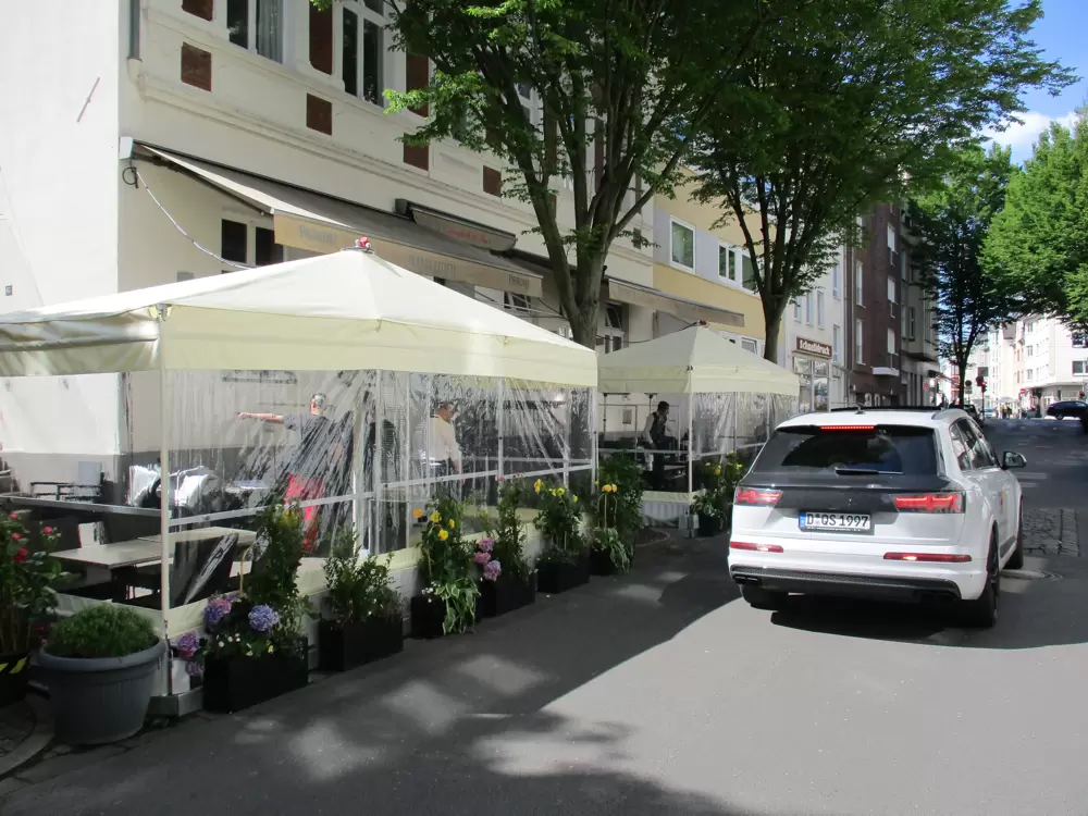 Spaghetti und Stars in Düsseldorf mit individueller Sonnen-Windschutz Lösung
