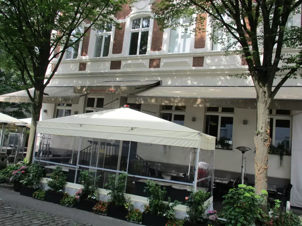 Spaghetti und Stars in Düsseldorf mit individueller Sonnen-Windschutz Lösung