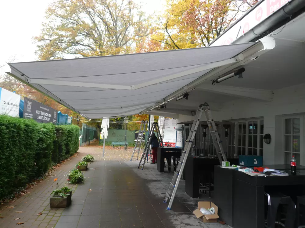 Markise unter Dach bei Enzo Gastronomia in Krefeld