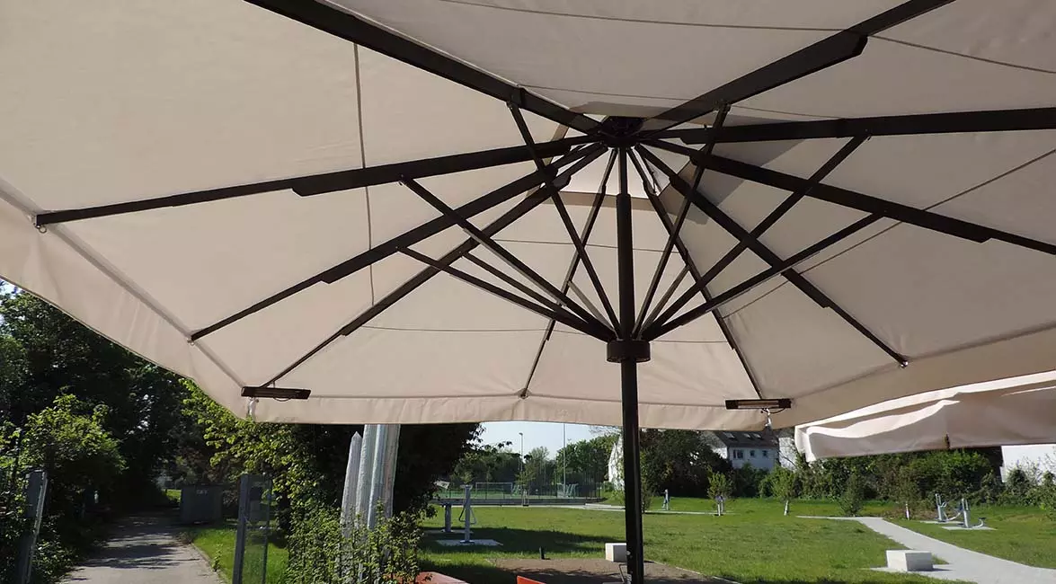 Bürgerstube in Düsseldorf mit drei neuen BigBen Großschirmen für die Terrasse