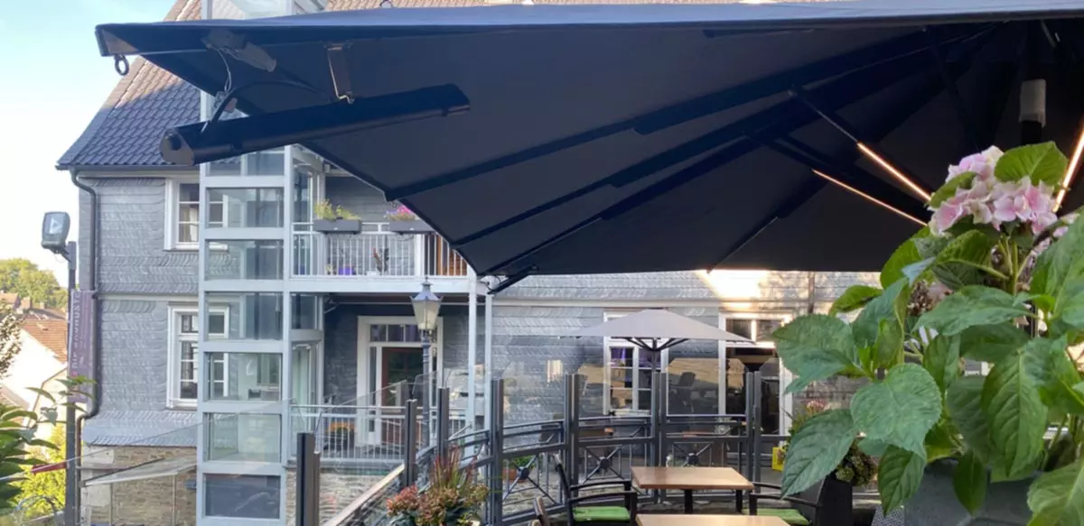 Restaurant Hirsch in Velbert - mit neuen Schirmen im Aussenbereich