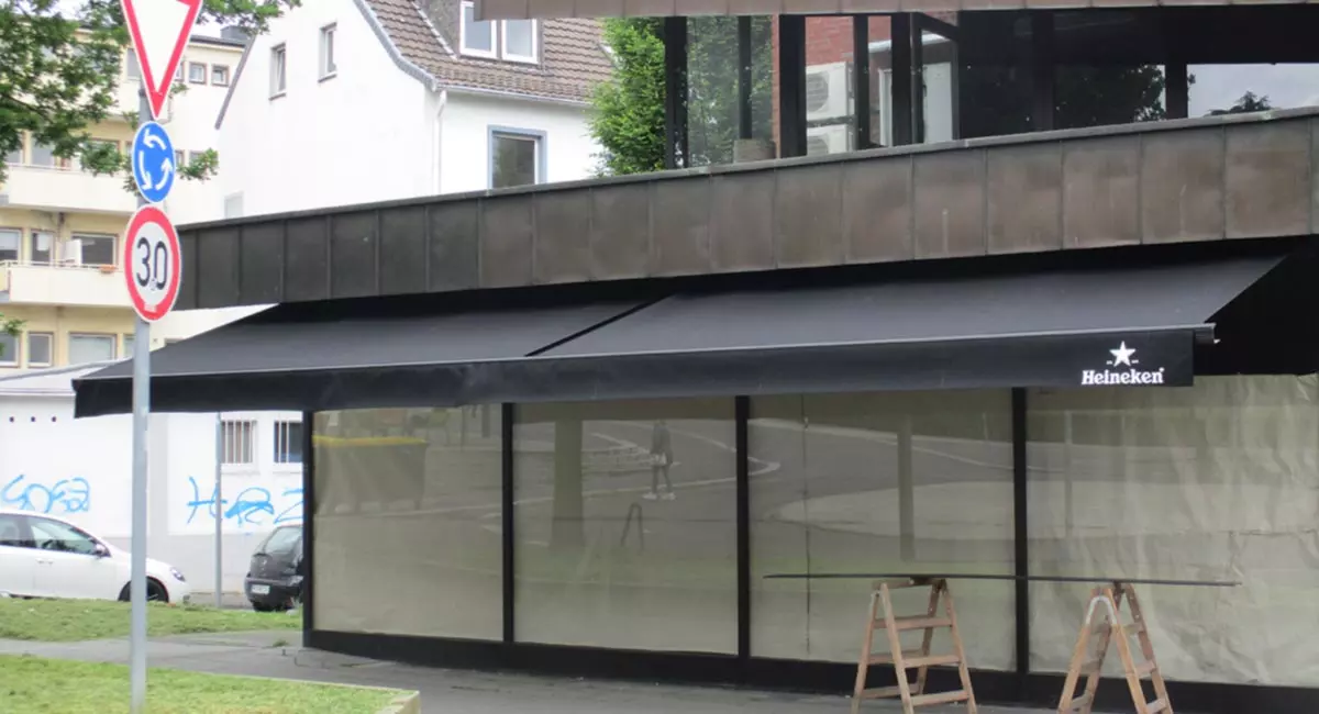 Café Schwarz in Wuppertal mit neuer Gelenkarmmarkise