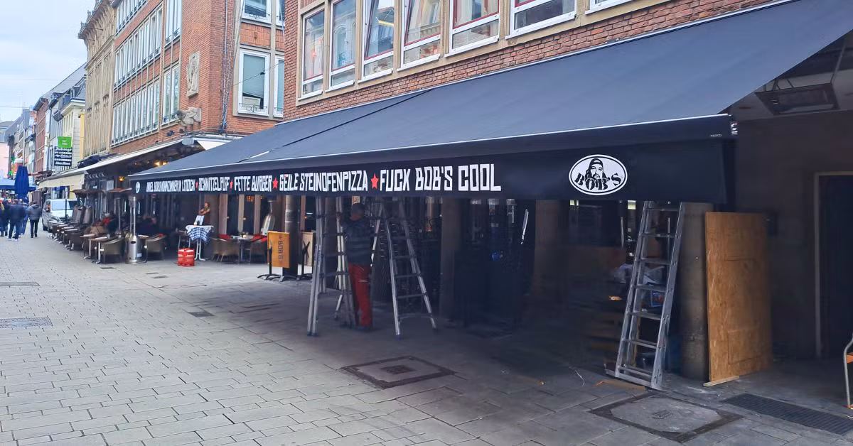 KADECO 330 Kassettenmarkise bei BOB'S Punkrock Bar in der Düsseldorfer Altstadt