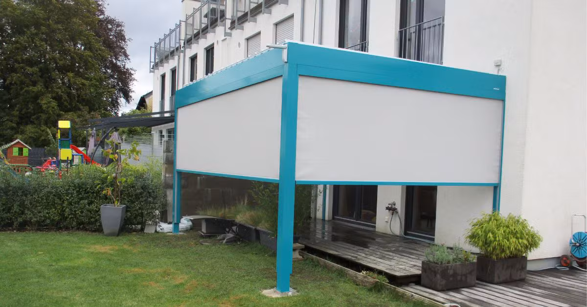 WAREMA Lamaxa Lamellenanlage mit Sonderfarbe Senkrechtmarkisen und Windwächter in Wuppertal