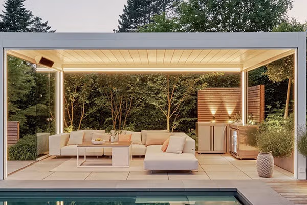 Offenes Lamellendach mit LED-Streifen als indirekte Beleuchtung und Wärmestrahler