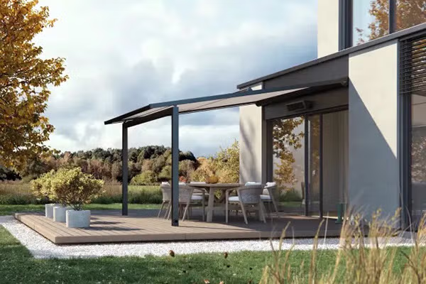 Pergola an Hauswand auf Terrasse im Garten