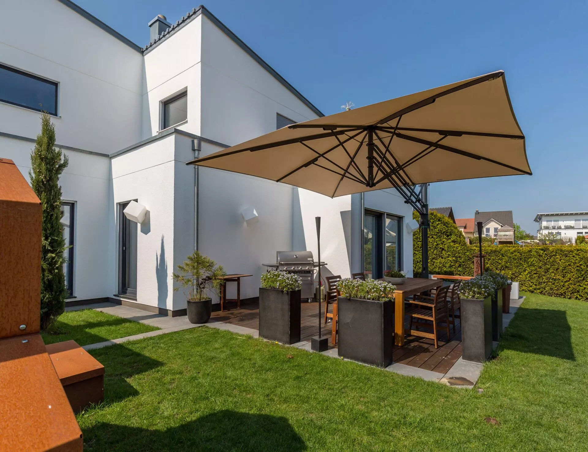 BAHAMA Jumbrella Großschirm auf einer Terrasse in Osterath