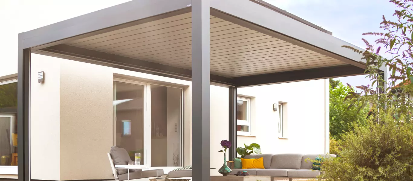 Terrassendach Lamellenanlage als flexibler Raum für Sommer und Winter