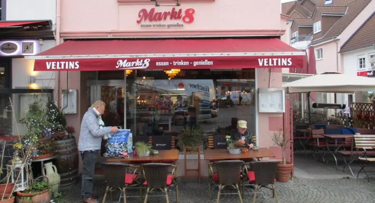 Markise als Sonnenschutz und Überdachung für Restaurant in Hilden