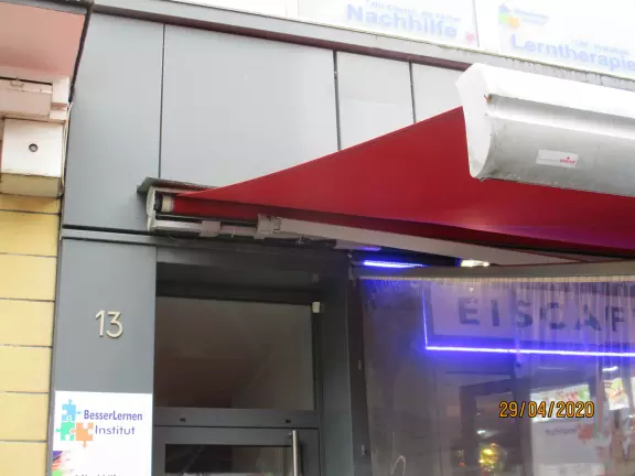 Neuer Markisenstoff für das Eiscafé La Perla in Wuppertal