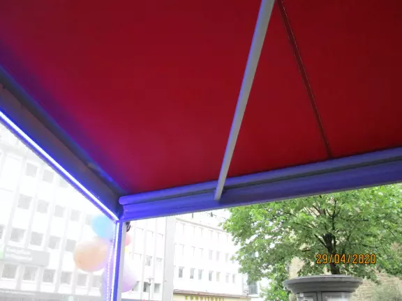 Neuer Markisenstoff für das Eiscafé La Perla in Wuppertal