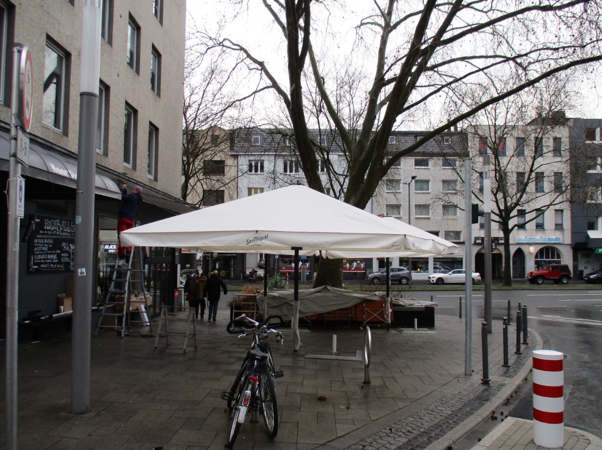 Badalona mit neuem Schirm BigBen